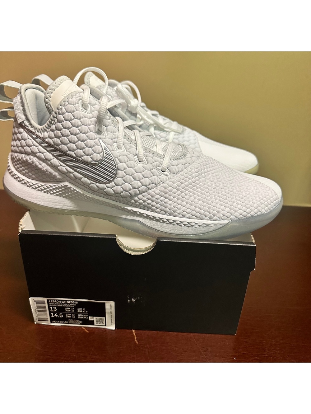 Nike Men’s LeBron witness III size 13 white/chrome-pure platinum A04433-101